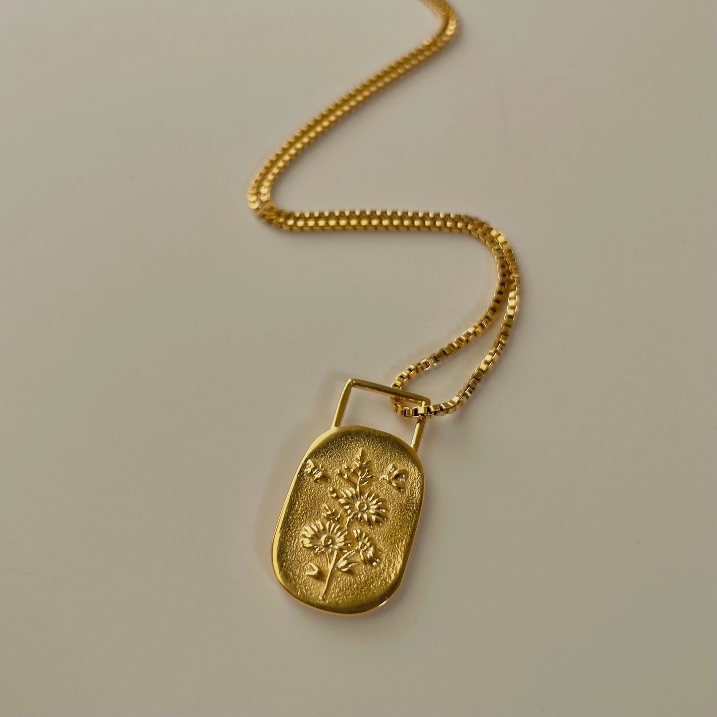 Bloom Affirmation Necklace – Gold Pendant with Positive Engraving