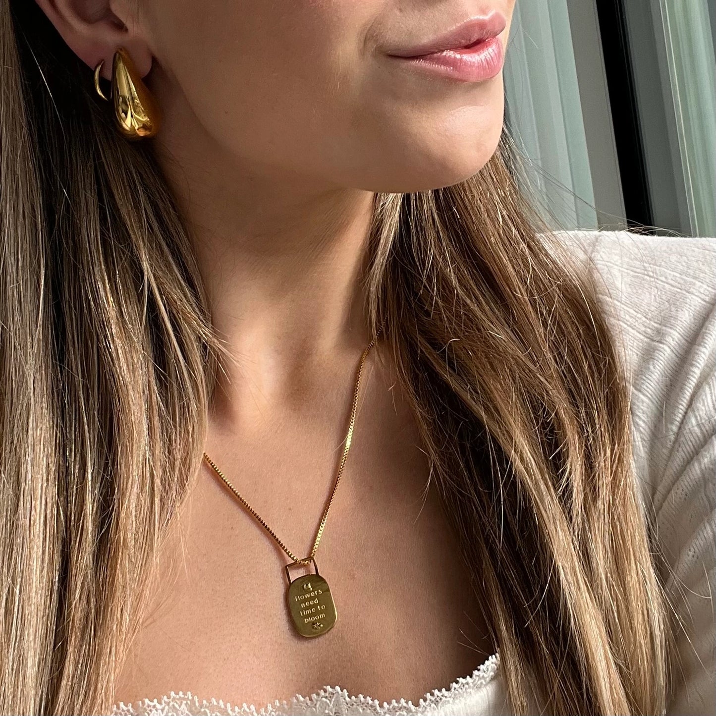 Bloom Affirmation Necklace – Gold Pendant with Positive Engraving